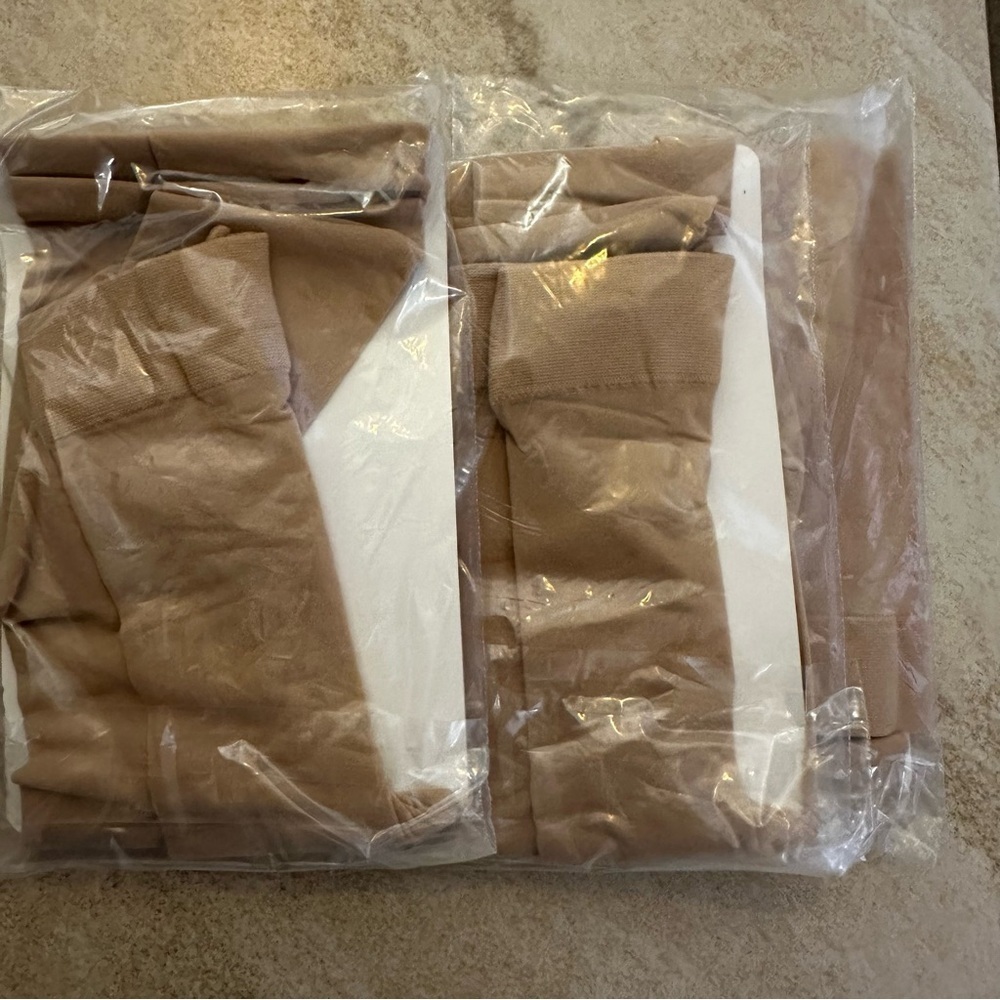 3 Capezio Footed Tights Child 2-6 tan color - Picture 3 of 4